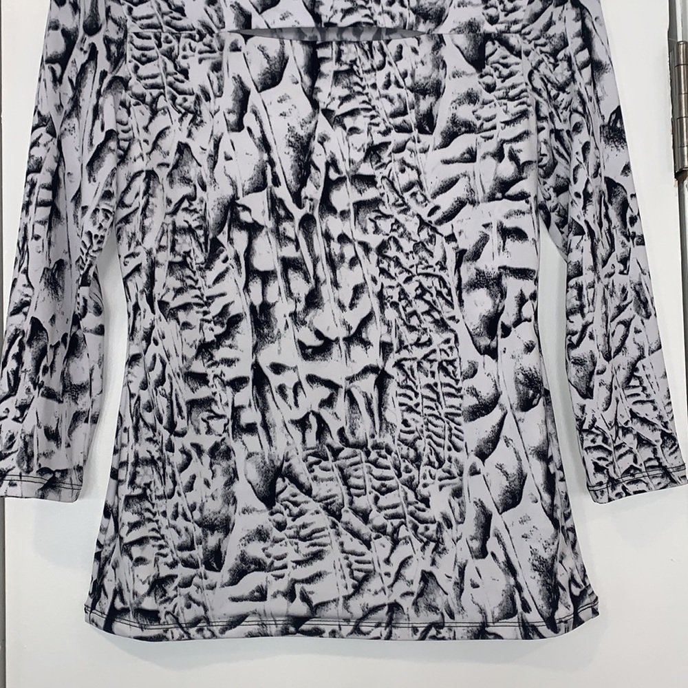 NWT Carmen Marc Valvo Printed 3/4 Sleeve Cut Out Top XS - Picture 3 of 7